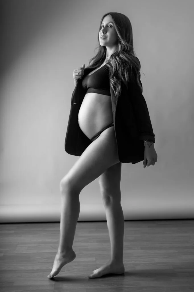 Fotografía de embarazo artística y etérea en set privado — Guadalajara