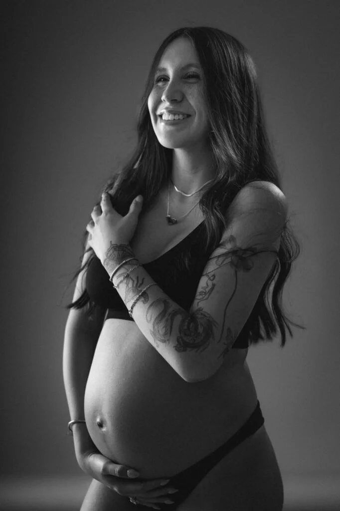 Fotografía de maternidad estilo Vogue con telas fluidas — Estudio Guadalajara