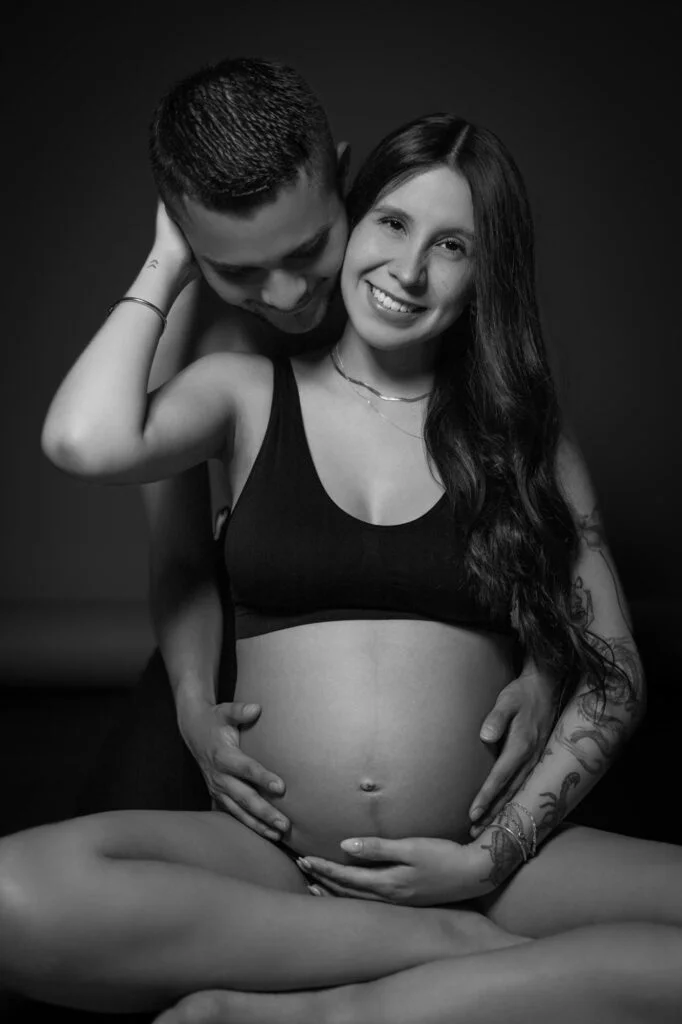 Retrato editorial de maternidad con luz suave — Estudio Guadalajara