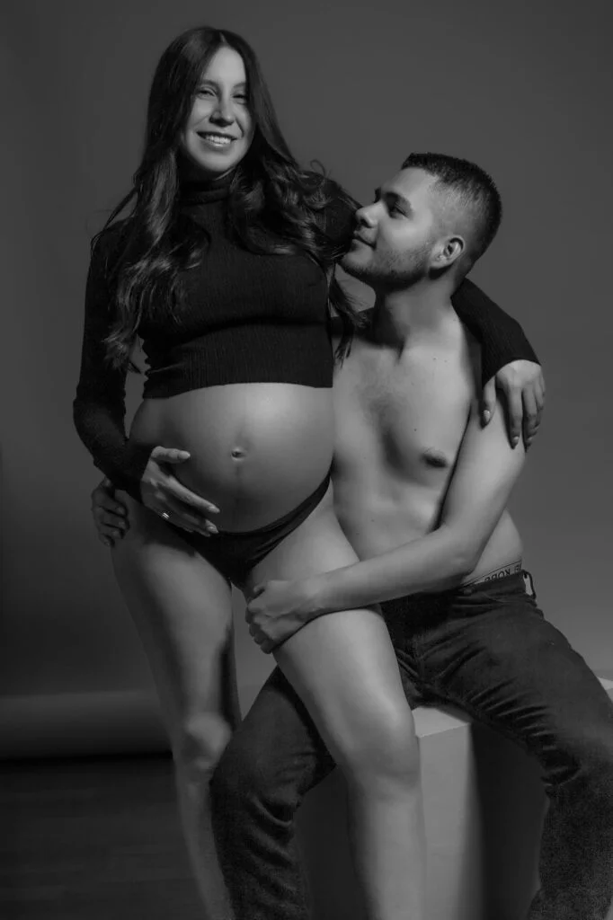 Fotografía de pareja y dulce espera en estudio elegante — Guadalajara