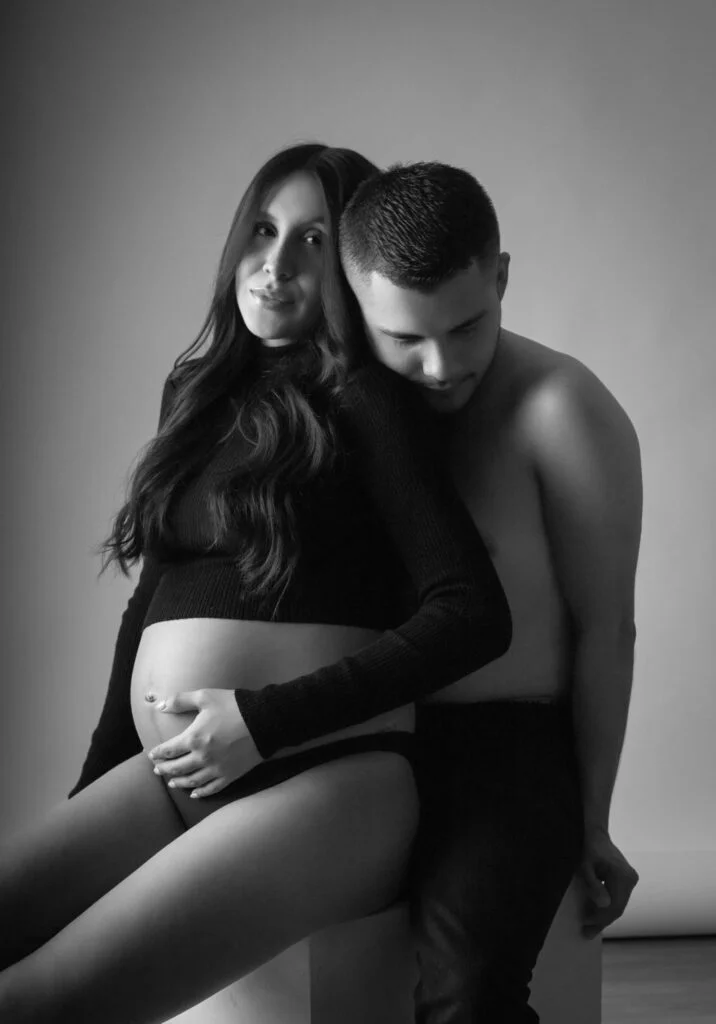 Sesión fotográfica de pareja y dulce espera en estudio elegante — Guadalajara