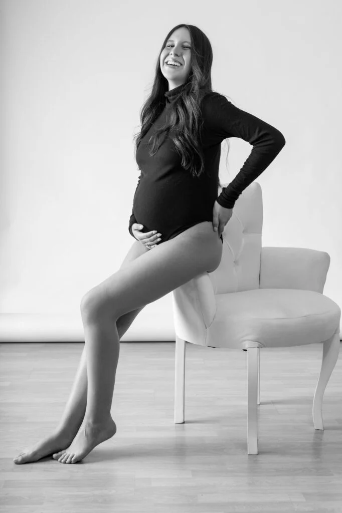 Sesión de fotos de maternidad chic y moderna en estudio — Gener Vázquez