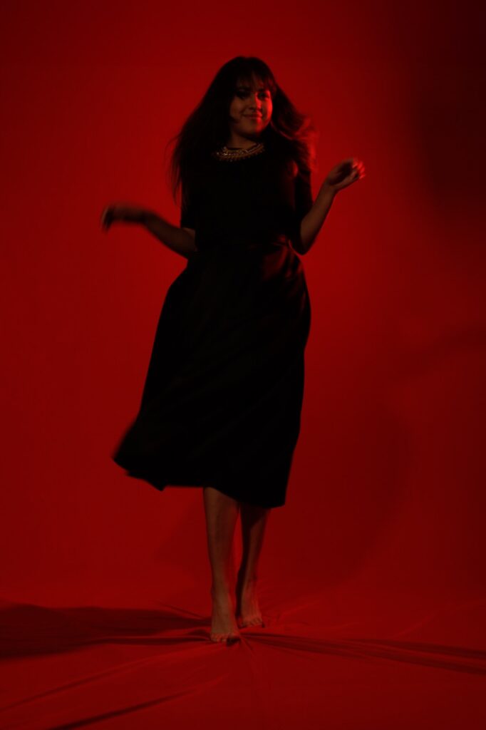 Montse Valiente silueta en rojo
