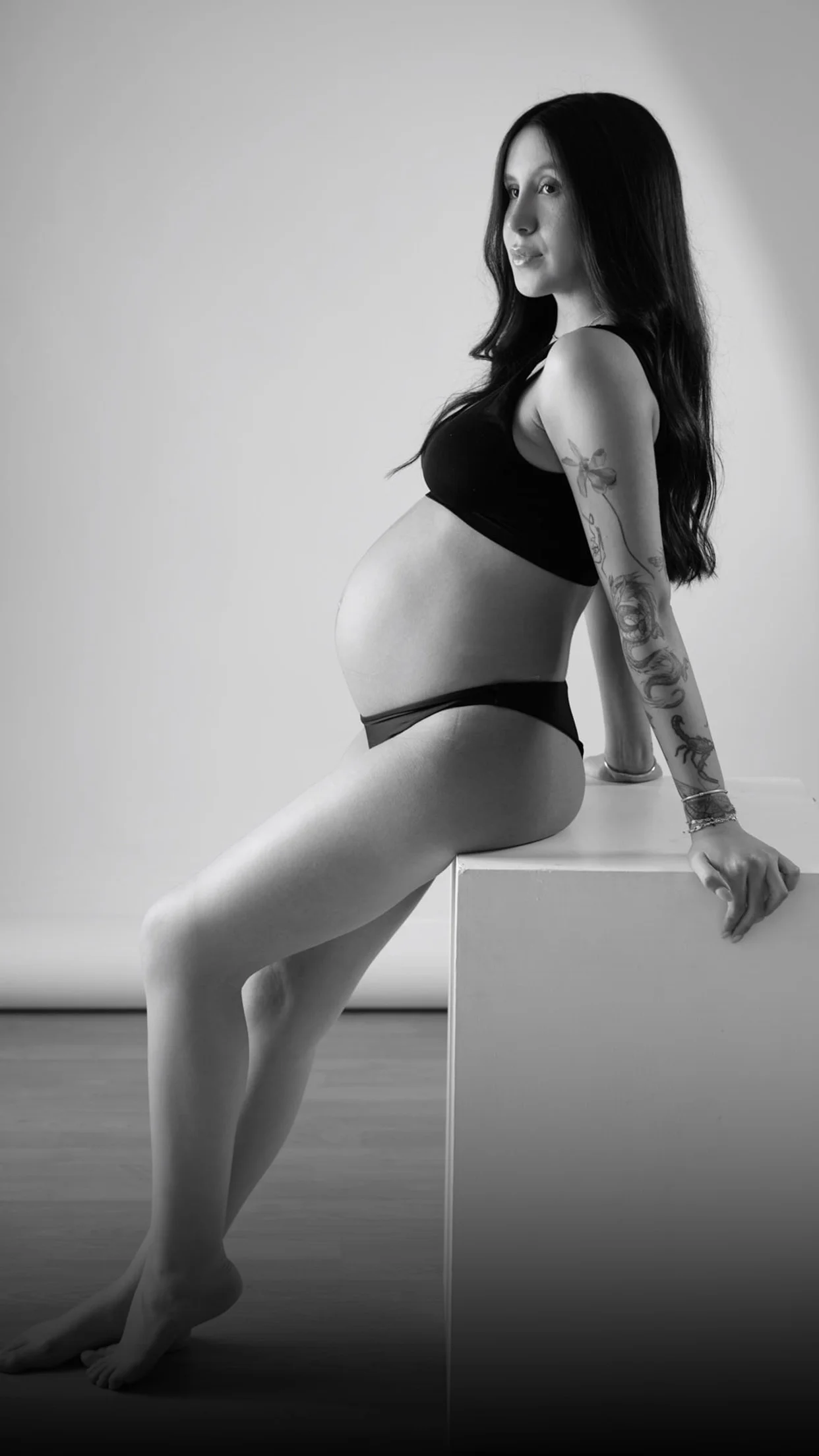 Fotografía de maternidad de alta gama y elegancia en estudio — Sesión Radiante Guadalajara