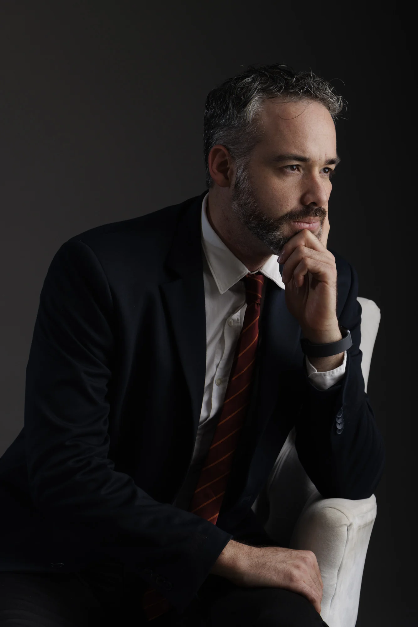 Retrato corporativo en blanco y negro dirigido por Gener Vázquez en Guadalajara