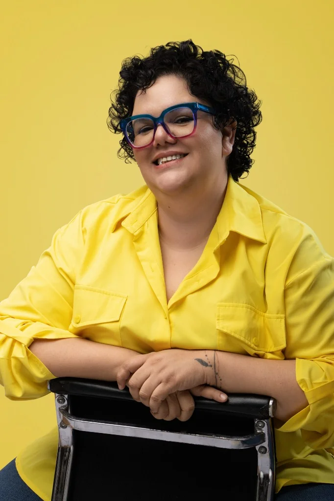Fotografía de marca personal en estudio en Guadalajara transmitiendo cercanía y confianza