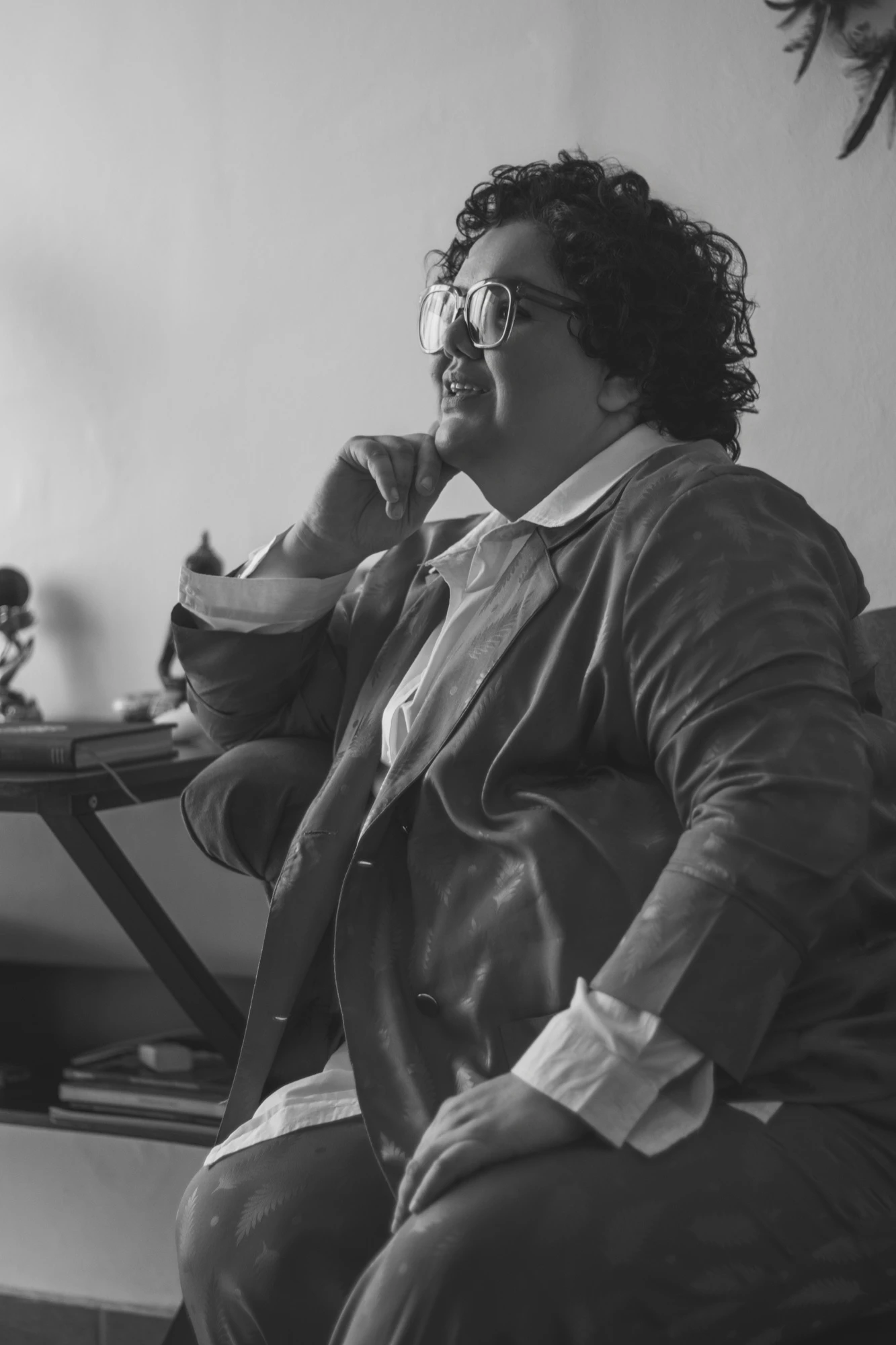 Sesión de fotos de cumpleaños estilo editorial en blanco y negro